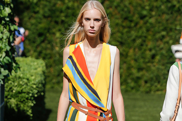 トリー バーチ 2018年春夏コレクション - カラフルなインテリアから着想を得たリラックススタイル