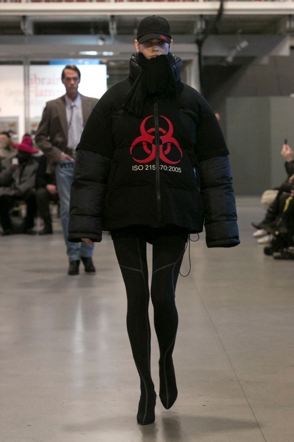 ヴェトモン(VETEMENTS) 2017-18年秋冬ウィメンズ&メンズコレクション  - 写真24