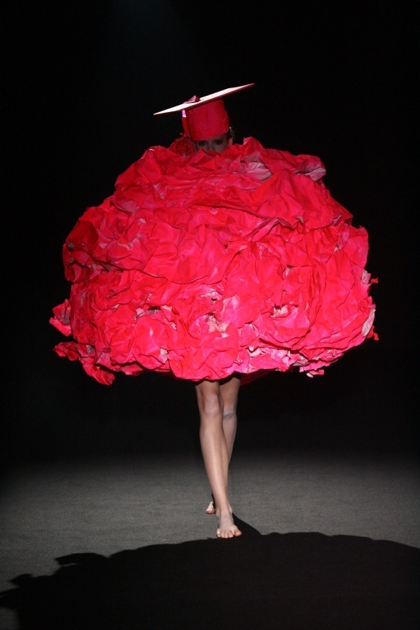 山縣良和《collection #04 graduate fashion show -0points-》 2009
美術学校、服飾専門学校において制作時に大量に生み出される「ゴミ」を素材として用いたコレクション。