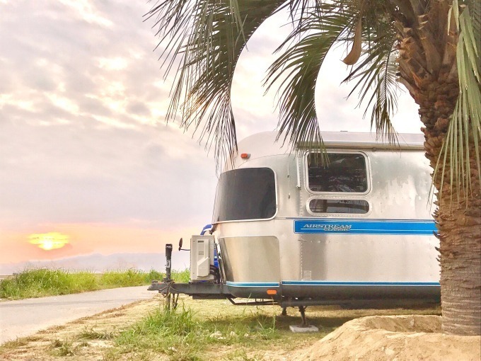 グランピング｜大阪・舞洲にグランピング施設「パームガーデン舞洲」手ぶらBBQ、ヴィンテージの宿泊用エアストリームも