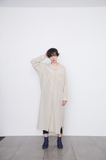 ソーイ ウィメン×ステュディオスのコラボロングシャツ - ドレープを描くゆるやかなシルエット｜写真1