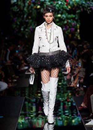 モスキーノ 2018年春夏コレクション  - 春が来た、花が咲いた｜写真4