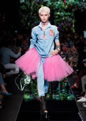モスキーノ 2018年春夏コレクション  - 春が来た、花が咲いた｜写真9