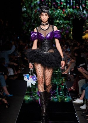 モスキーノ 2018年春夏コレクション  - 春が来た、花が咲いた｜写真15