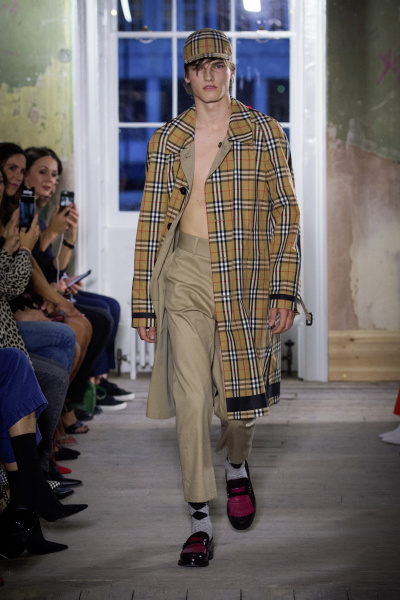 バーバリー(BURBERRY) 2018年秋ウィメンズ&メンズコレクション  - 写真13