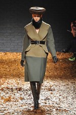 McQ 2012-13年秋冬コレクション - マックイーンのスピリットを継承したスペクタクルショー｜写真1