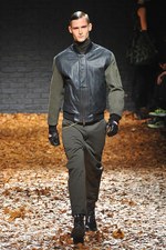 McQ 2012-13年秋冬コレクション - マックイーンのスピリットを継承したスペクタクルショー｜写真15