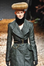 McQ 2012-13年秋冬コレクション - マックイーンのスピリットを継承したスペクタクルショー｜写真20