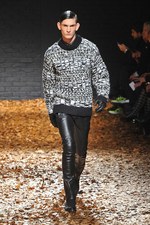 McQ 2012-13年秋冬コレクション - マックイーンのスピリットを継承したスペクタクルショー｜写真24