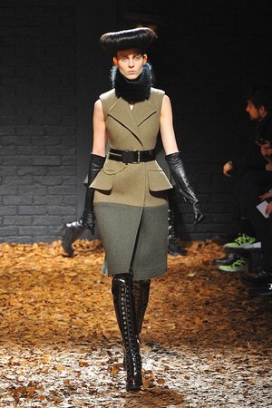 McQ 2012-13年秋冬コレクション - マックイーンのスピリットを継承したスペクタクルショー｜写真5