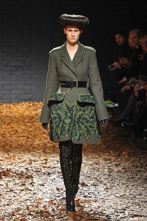 McQ 2012-13年秋冬コレクション - マックイーンのスピリットを継承したスペクタクルショー｜写真9