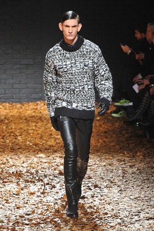 McQ 2012-13年秋冬コレクション - マックイーンのスピリットを継承したスペクタクルショー｜写真24