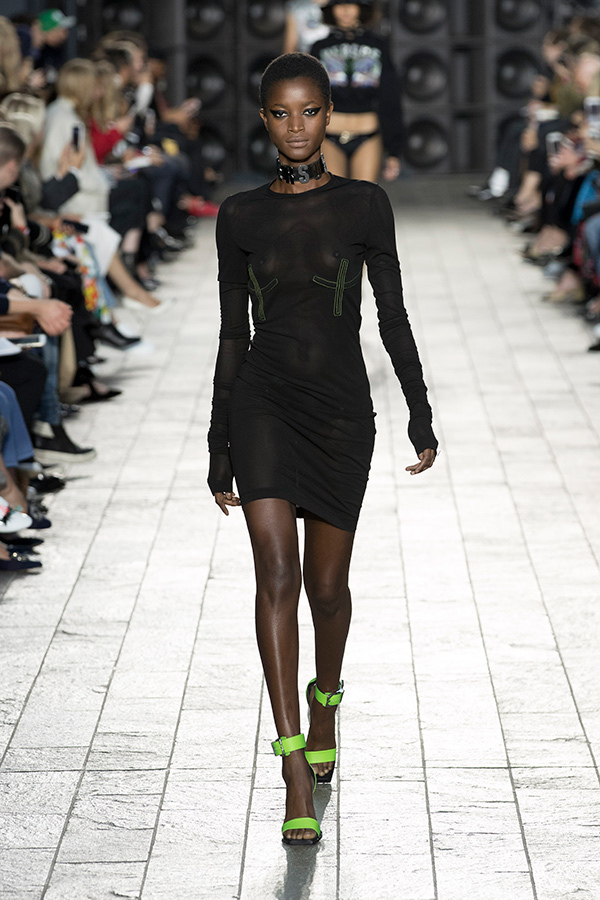 ヴェルサス ヴェルサーチェ 2018年春夏<span>コレクション</span> - 写真18
