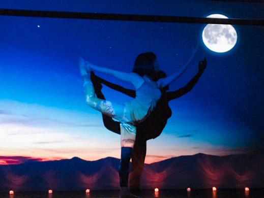 新感覚フィットネス「星月夜のヨガ」渋谷で期間限定開催、中秋の名月＆星空のプロジェクションマッピング｜写真1