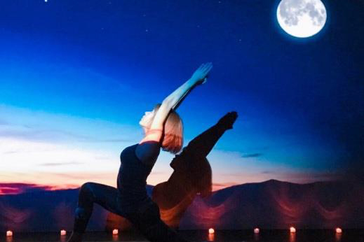 ヨガ｜新感覚フィットネス「星月夜のヨガ」渋谷で期間限定開催、中秋の名月＆星空のプロジェクションマッピング