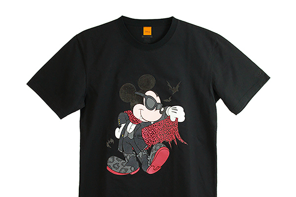 「ヴァンパイアミッキー」のハロウィン限定Tシャツがロエンより、ヒョウ柄マント＆牙で仮装