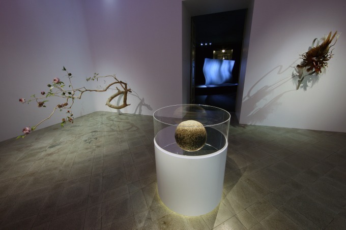 「フランス人間国宝展」を東京国立博物館で - 玉虫色に輝くモダンな陶器やアーティスティックな傘｜写真20