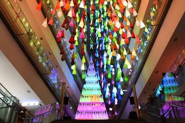 表参道ヒルズのクリスマスイルミネーション、エマニュエル・ムホーが手掛ける“色の森”