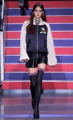 トミー ヒルフィガー 2017年秋コレクション、ジジとのコラボ第3弾 - 英国が舞台のロックサーカス｜写真59