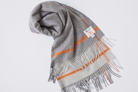 ジョンストンズ×フィルメランジェのストール登場、上質なカシミアで再現される繊細な質感