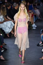 ヌメロ ヴェントゥーノ 2018年春夏コレクション - 矢の矛先は女性性の追及へ｜写真21