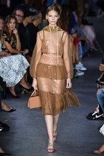 ヌメロ ヴェントゥーノ 2018年春夏コレクション - 矢の矛先は女性性の追及へ｜写真24