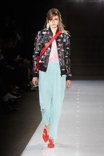 エンポリオ アルマーニ 2018年春夏コレクション - 幻想的な海の世界を自由に泳ぎ回る｜写真10