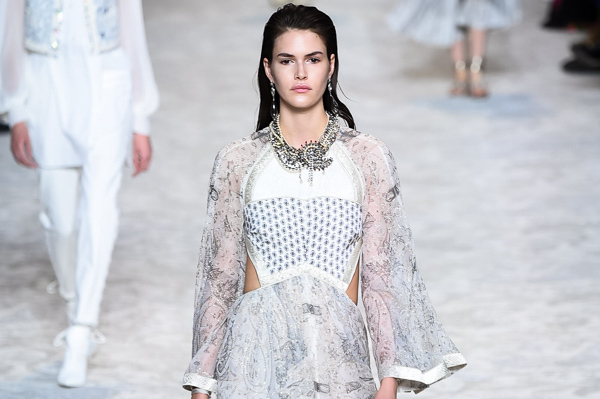 エトロ 2018年春夏コレクション - 「生命の樹」をテーマにメンズ＆ウィメンズ初の合同ショー