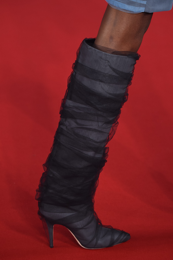 ジミー チュウ×オフ-ホワイトのコラボシューズ - PVCのベールに包まれたパンプスやブーツ｜写真4