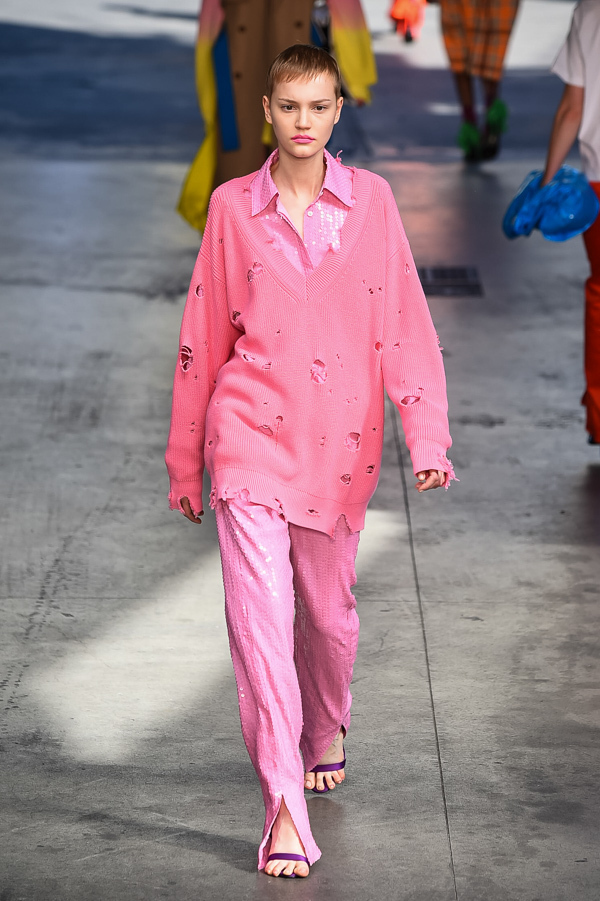 写真15 42 ページ2 レディース ピンクのセーター ニット を使ったコーディネート着用 コレクションルックギャラリー ファッションプレス