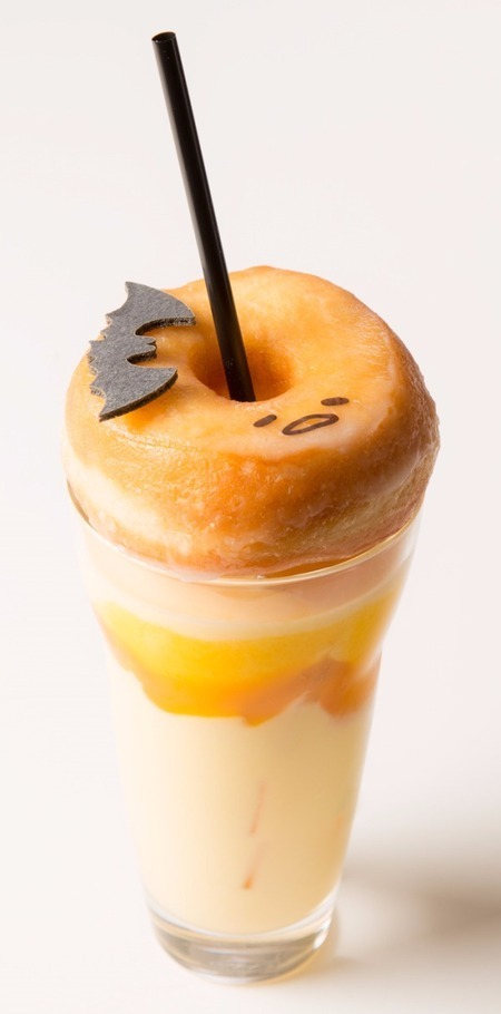 大阪・ぐでたまかふぇのハロウィン限定メニュー、グラスに「ぐでたま」ドーナツが乗ったラッシー | 写真
