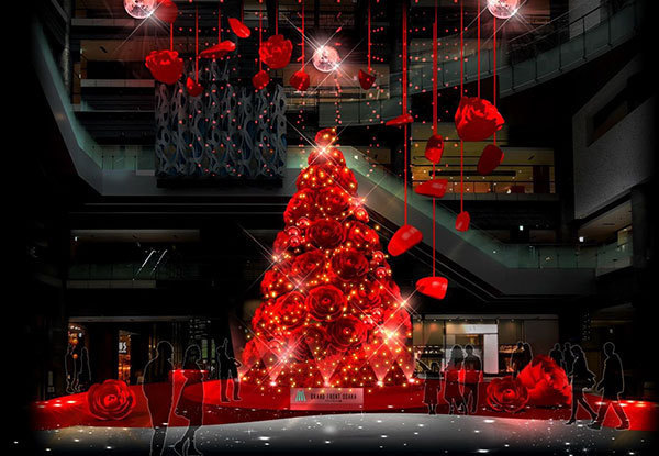グランフロント大阪のクリスマス - 一面真っ赤なバラで彩られたツリー 屋外スケート｜写真1
