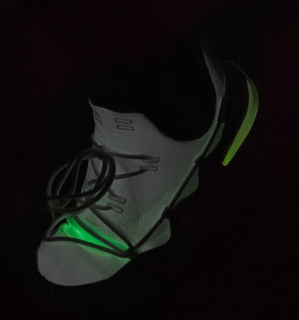アンリアレイジ×オニツカタイガーのスニーカー - 歩くたび発光するフューチャリスティックな1足｜写真2