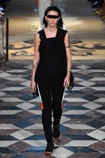 コシェ 2018年春夏コレクション - 教会に響き渡る”多様性”を楽しむ音色｜写真23