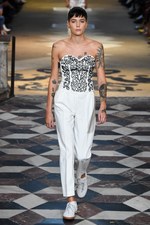 コシェ 2018年春夏コレクション - 教会に響き渡る”多様性”を楽しむ音色｜写真24