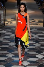 コシェ 2018年春夏コレクション - 教会に響き渡る”多様性”を楽しむ音色｜写真43