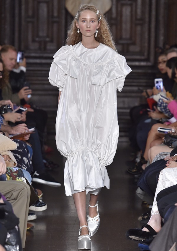 シモーネ ロシャ(SIMONE ROCHA) 2018年春夏ウィメンズコレクション  - 写真1