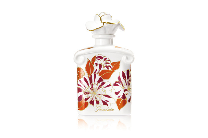ゲラン 有田焼ボトルの香水 フォール フラワーズ 秋の花を纏ったデザイン キャップは薔薇 ファッションプレス
