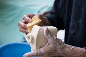 ゲラン、有田焼ボトルの香水「フォール フラワーズ」秋の花を