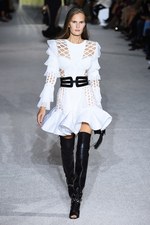 バルマン 2018年春夏コレクション - 程よい抜け感はグラマラスなムードを引き立てる｜写真51