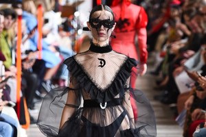 イーチ × アザー 2018年春夏コレクション - 無秩序な集合体は不気味さをはらむパラダイス