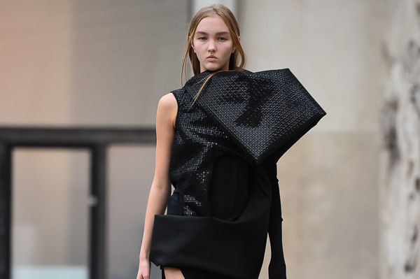 リック・オウエンス 2018年春夏コレクション - 夕靄の中に浮かび上がる未来型シルエット