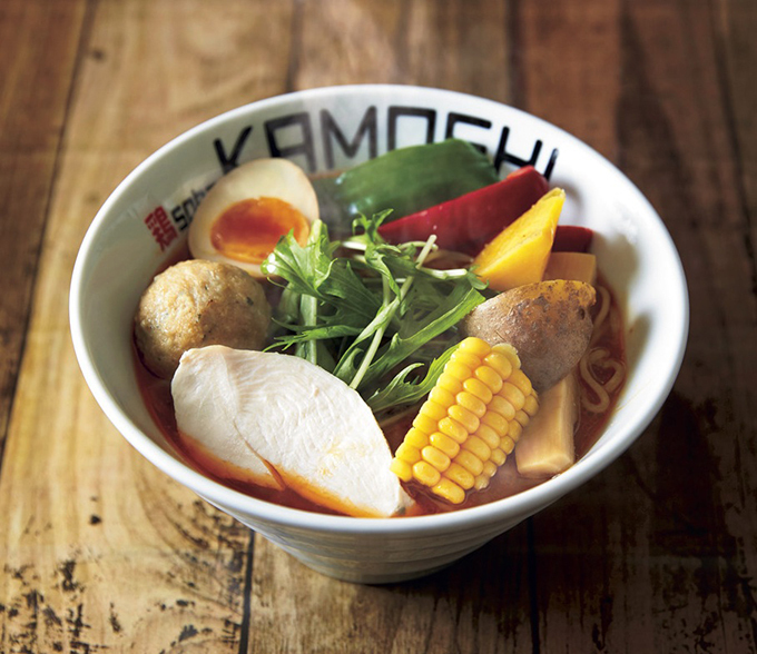 鶏soba KAMOSHI「スープカレーラーメン」918円