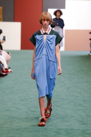 カルヴェン 2018年春夏コレクション - 新生カルヴェンデビューショーは若々しく慎ましく｜写真1