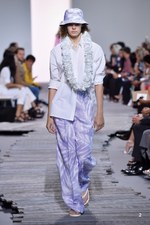 マイケル・コース コレクション 2018年春夏、ペールカラーで表現するトロピカルムード｜写真2