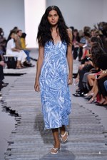 マイケル・コース コレクション 2018年春夏、ペールカラーで表現するトロピカルムード｜写真6