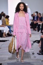 マイケル・コース コレクション 2018年春夏、ペールカラーで表現するトロピカルムード｜写真7