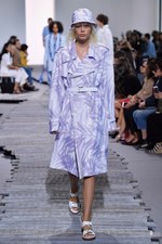 マイケル・コース コレクション 2018年春夏、ペールカラーで表現するトロピカルムード｜写真8