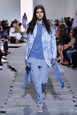 マイケル・コース コレクション 2018年春夏、ペールカラーで表現するトロピカルムード｜写真14