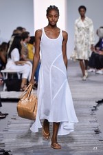 マイケル・コース コレクション 2018年春夏、ペールカラーで表現するトロピカルムード｜写真23